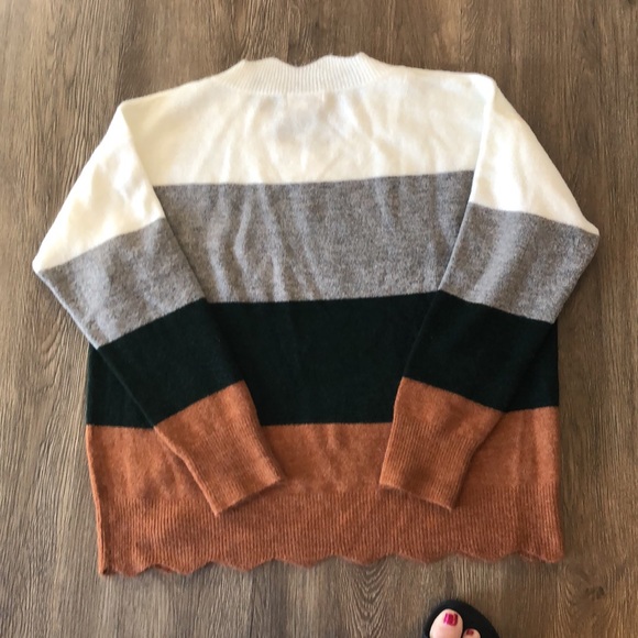 NWOT ANDREE BY UNIT GRAY GREEN RUST AND WHITE SCALLOP TRIM COLOR-BLOCK SWEATER - Picture 5 of 7